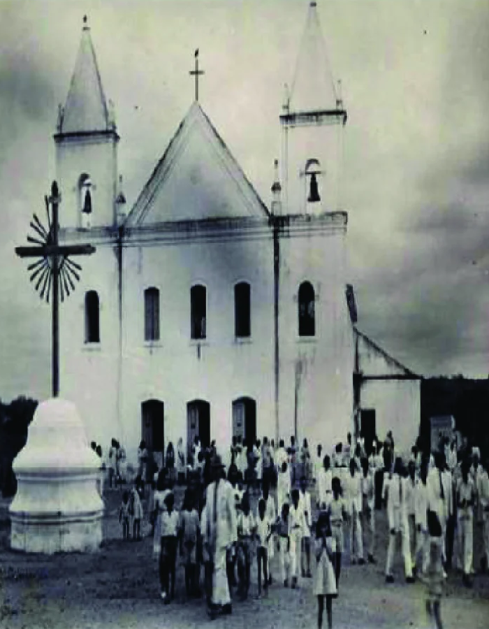 Fotografia da Igreja Matriz de São Raimundo Nonato com a presença do cruzeiro a frente, Data da Foto: 19??. Fonte: Kestering (2013)